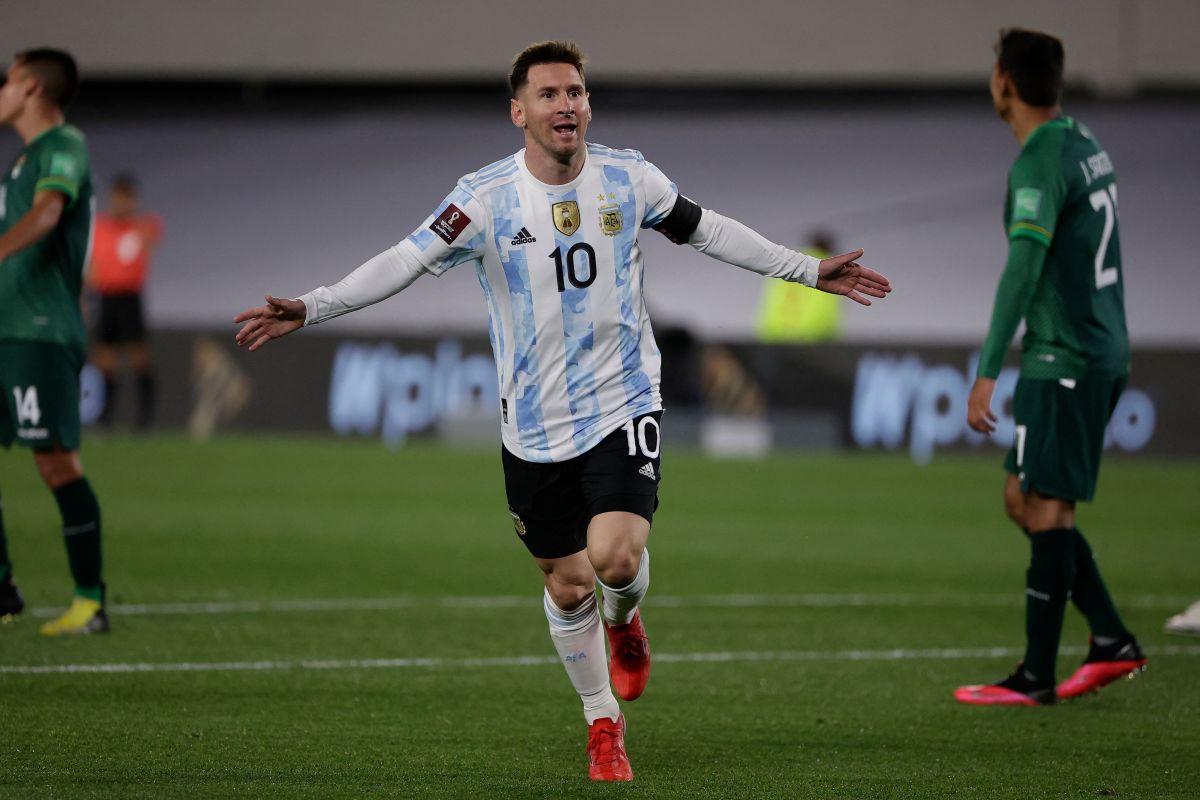 Welcome home, Leo: Messi scored a hat-trick on his return to Argentina with which he beat Pelé [Video]