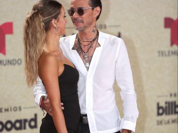 Marc Anthony con nueva novia en los Premios Billboard 2021 y la misma sorprende con lo joven que luce.