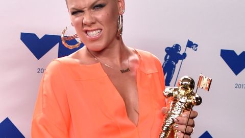 Pink criticó fuertemente a los padres de una youtuber de 13 años que posa en bikini.