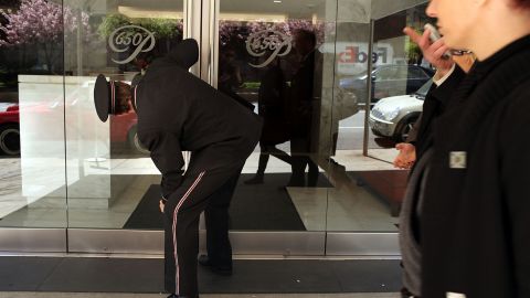 La nueva ley beneficiara a muchos empleados como los porteros, que en su mayoría son hispanos.