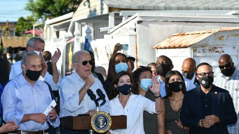 El presidente Biden estuvo acompañado en Queens de los principales funcionarios electos demócratas de Nueva York, incluyendo la Gobernadora y los senadores federales.