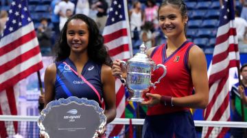 Emma Raducanu (dcha) y Leylah Fernández con sus trofeos del US Open.