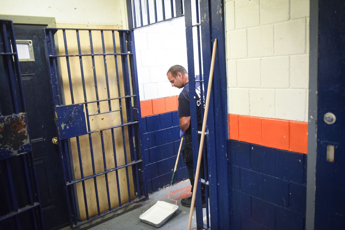 La cárcel de Rikers Island enfrenta una grave crisis, incluyendo la falta de personal.  