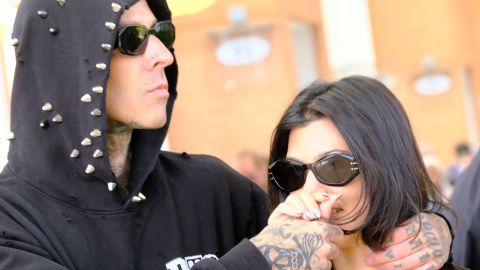 Critican el nuevo estilo que adoptó Kourtney Kardashian desde que anda de novia del rockero Travis Barker.