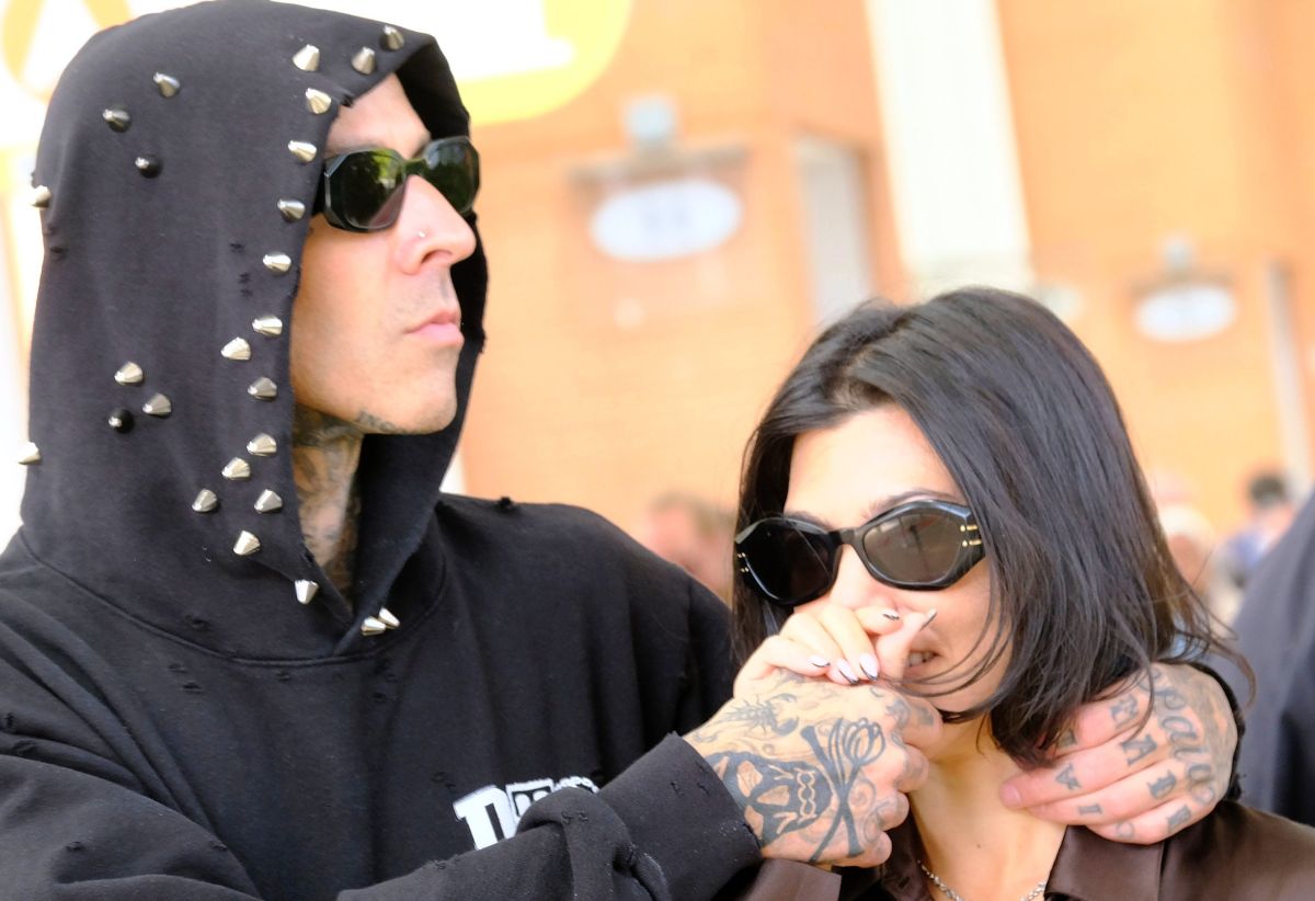 They criticize the new style that Kourtney Kardashian adopted since she is dating rocker Travis Barker