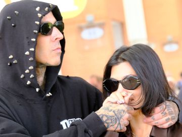 Critican el nuevo estilo que adoptó Kourtney Kardashian desde que anda de novia del rockero Travis Barker.