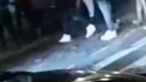 VIDEO: Sujeto es captado disparando en calles de Manhattan; es considerado peligro inminente