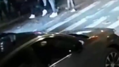 VIDEO: Sujeto es captado disparando en calles de Manhattan; es considerado peligro inminente