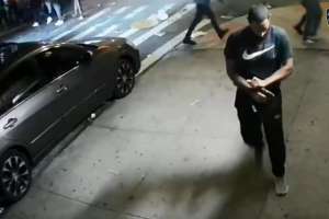 VIDEO: Sujeto es captado disparando en calles de Manhattan; es considerado peligro inminente