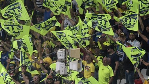 Valentino Rossi, saluda a los fanáticos durante el calentamiento de MotoGP del Gran Premio de Argentina en el circuito de Termas de Rio Hondo en Santiago del Estero, Argentina.
