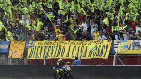 Valentino Rossi, saluda a los fanáticos durante el calentamiento de MotoGP del Gran Premio de Argentina en el circuito de Termas de Rio Hondo en Santiago del Estero, Argentina.