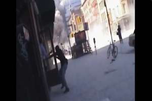 Video inédito del 9/11 capta a dueño de tienda salvando a mujer de nube de polvo