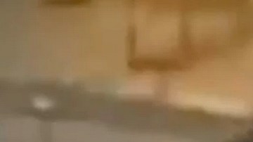 Video muestra a hombre pateando a mujer en escaleras eléctricas del metro de Brooklyn