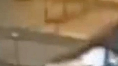 Video muestra a hombre pateando a mujer en escaleras eléctricas del metro de Brooklyn