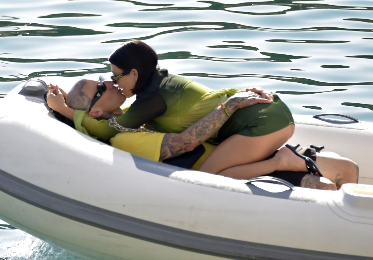 Travis Barker tattoos Kourtney Kardashian’s lips on his arm