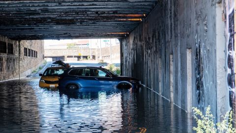 Autos abandonados para salvar la vida: otra cara de las lluvias trágicas que azotaron Nueva York