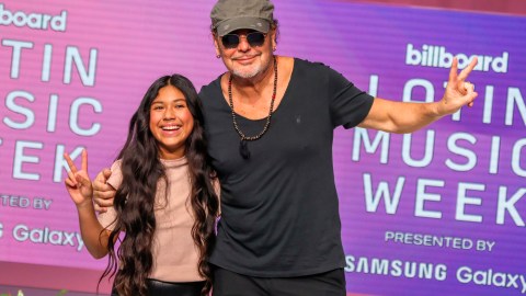 Fher Olvera, líder de Maná, y la joven Mabel, de 12 años de edad, posan durante el apartado "Dentro del alma de un artista" de la Conferencia de los premios Latin Billboard en el Faena Fourm de Miami.