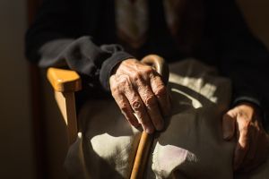 “Estoy solo, no he comido en días”: La llamada de un anciano a la policía para pedir ayuda