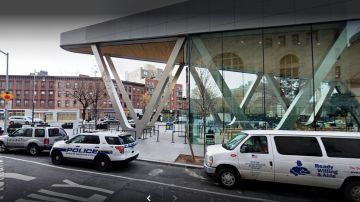 Mujer fue cortada con botella en una pelea frente a tienda Apple de Nueva York