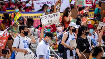 Miles de activistas exigen al Congreso aprobar la ciudadanía para indocumentados.