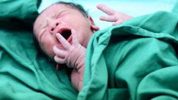Personal de hospital deja caer a recién nacido