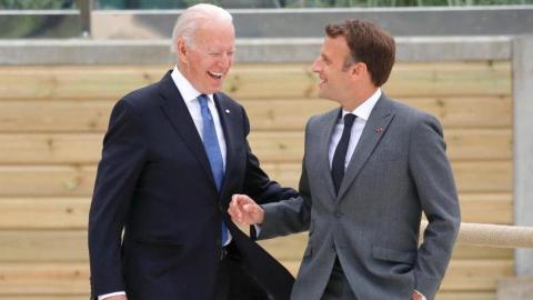 Los presidentes Biden y Macron sonrientes en la última G7, junio 2021.