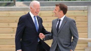 Los presidentes Biden y Macron sonrientes en la última G7, junio 2021.