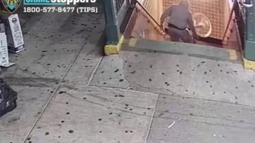 Entrada del sospechoso con la bicicleta a la estación en Queens, NYC.