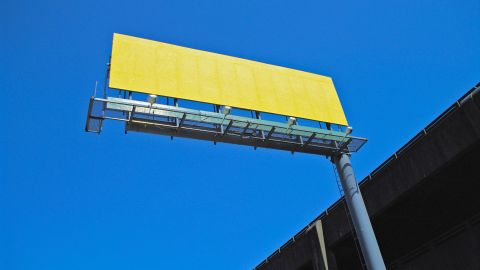 La valla publicitaria tenía la frase: "Por favor, contrátame".