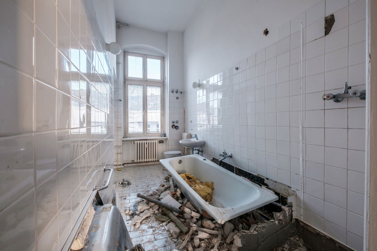 Contractor destroys bathroom he remodeled for lack of payment of