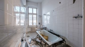 Contratista destruye baño que había remodelado a falta de pago