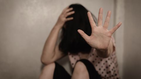 Le cose a la vagina a su mujer por supuestamente ser infiel