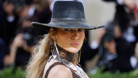 Antes muerta que sencilla: Jennifer López en pants, sudadera y bolso Hermès en brazo