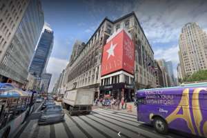 Pelea de gigantes en Nueva York: tienda Macy's demanda para evitar que Amazon le quite la exclusividad publicitaria en su famosa zona de Broadway
