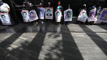 CIUDAD DE MÉXICO (MÉXICO), 23/09/2021.- Familiares de los 43 normalistas desaparecidos de Ayotzinapa protestan hoy en la sede de la Fiscalía General de la República, en Ciudad de México (México). Familiares de los 43 jóvenes de Ayotzinapa desaparecidos en 2014 y estudiantes en general iniciaron este jueves las protestas en Ciudad de México con motivo del séptimo año de la tragedia que se cumplirá el próximo domingo. "Este Gobierno da falsas esperanzas. Han hecho nada más mentiras con estas pobres familias", pronunciaron ante la Fiscalía mientras reclamaban la "aparición con vida" de sus 43 compañeros desaparecidos la noche del 26 de septiembre.