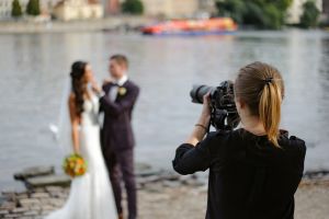 Fotógrafa recibe malos tratos por parte de los novios durante boda y se venga de ellos de la peor manera