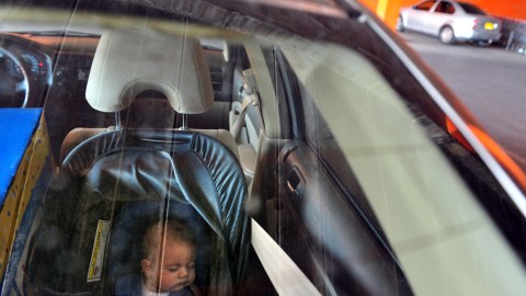 Gemelos mueren tras pasar más de 9 horas en un auto
