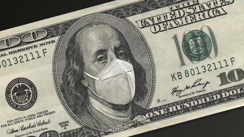 Seis de cada diez latinos, es decir el 59%, dijeron en mayo de 2020 que en sus casas experimentaron pérdidas de empleo o recortes salariales debido al brote de coronavirus.
