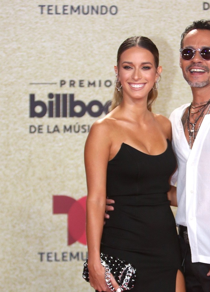 Marc Anthony con Madu en la alfombra roja de los premios Billboard latinos.