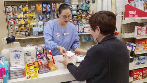 Negocian precios de medicamentos para adultos mayores.