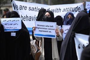 "Esto es la cultura de Afganistán": las afganas que muestran cómo es realmente su "ropa tradicional" en desafío al Talibán