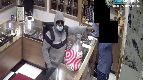 El ladrón en pleno robo.