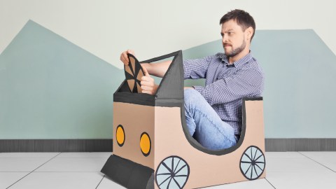 Cuando jugamos, estamos dejando de lado la postura de mantener todo bajo control, nada es predecible./Shutterstock