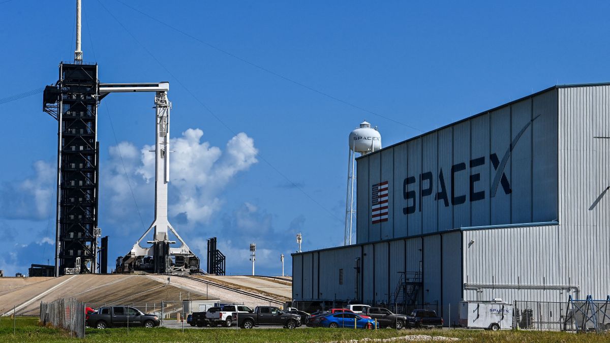 SpaceX to launch four tourists on a three-day trip to space
