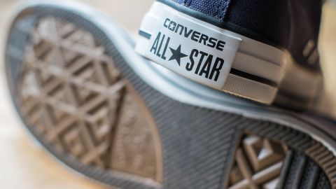 Podólogo se hace viral al explicar en TikTok por qué los Converse son lo peor para tus pies