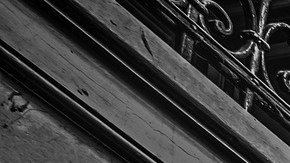 Después de comprarla por $439,000 dólares en 2019, la pareja pasó cuatro meses en una habitación de la planta baja como una señal de respeto por los espíritus.