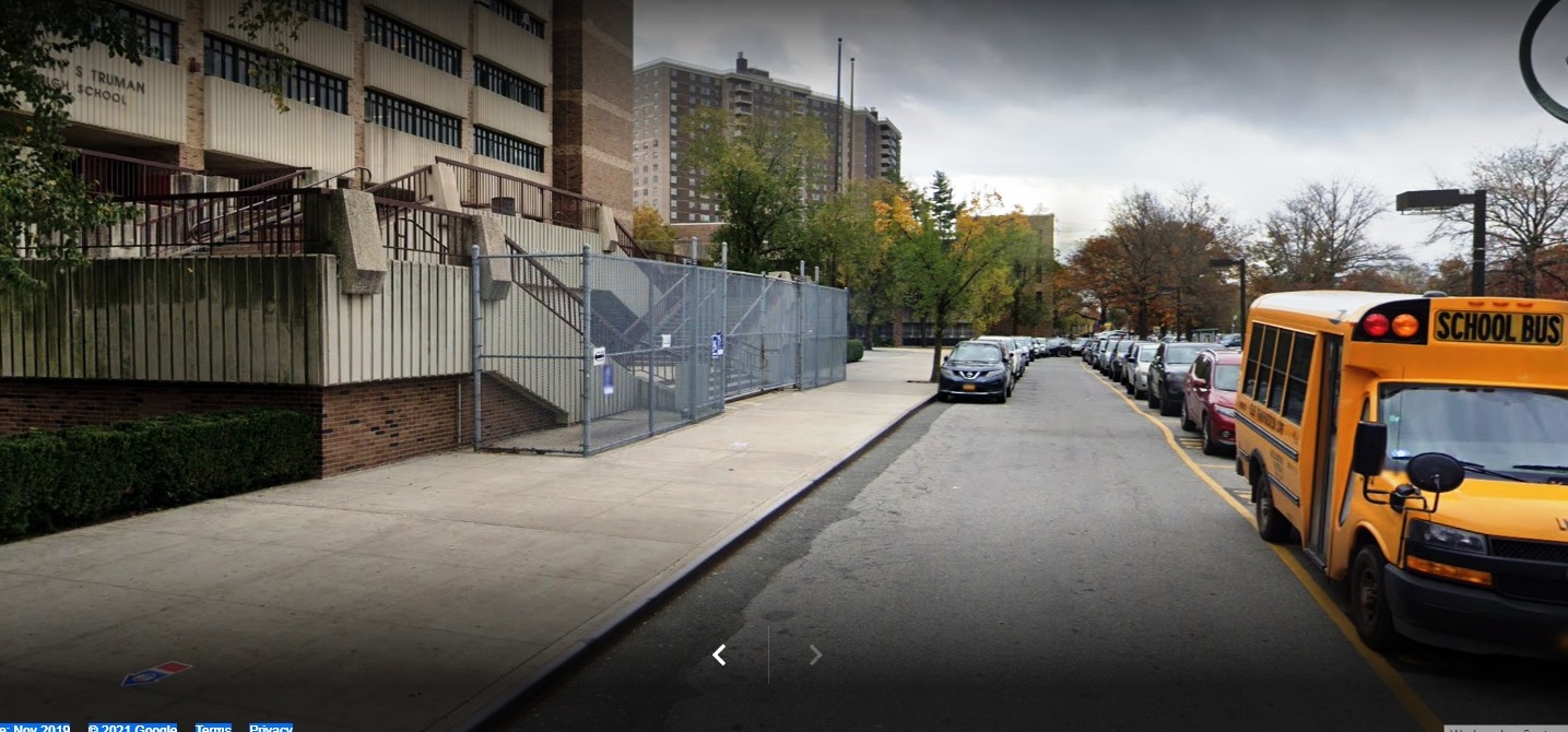 Trifulca dejó heridos frente a escuela secundaria en El Bronx: joven acuchillado y varios arrollados