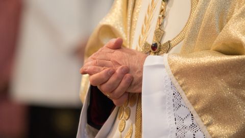 Vaticano expulsa a sacerdote mexicano