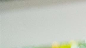 Joven llora al vacunarse por su abuela muerta