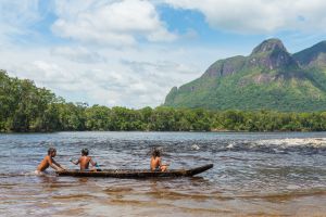 Joven indígena se convierte en estrella en TikTok e Instagram al mostrar cómo es la vida al interior de una tribu amazónica